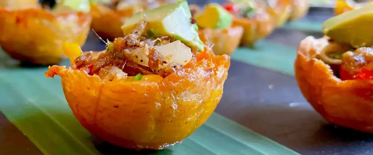 MARIAGE AVOCAT CREVETTES DANS SON LIT DE BANANES PLANTAINS