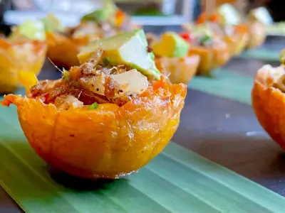 MARIAGE AVOCAT CREVETTES DANS SON LIT DE BANANES PLANTAINS