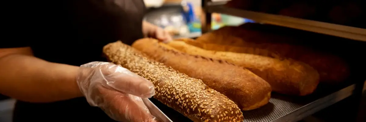 gros plan chef patissier preparant nourriture