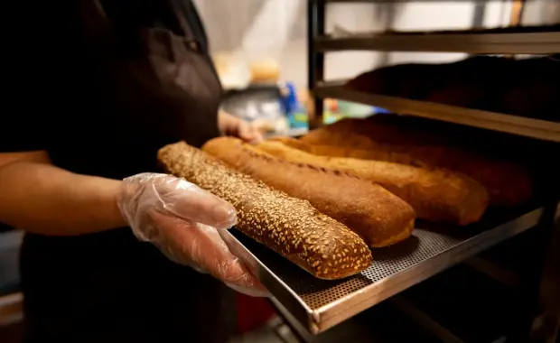 gros plan chef patissier preparant nourriture